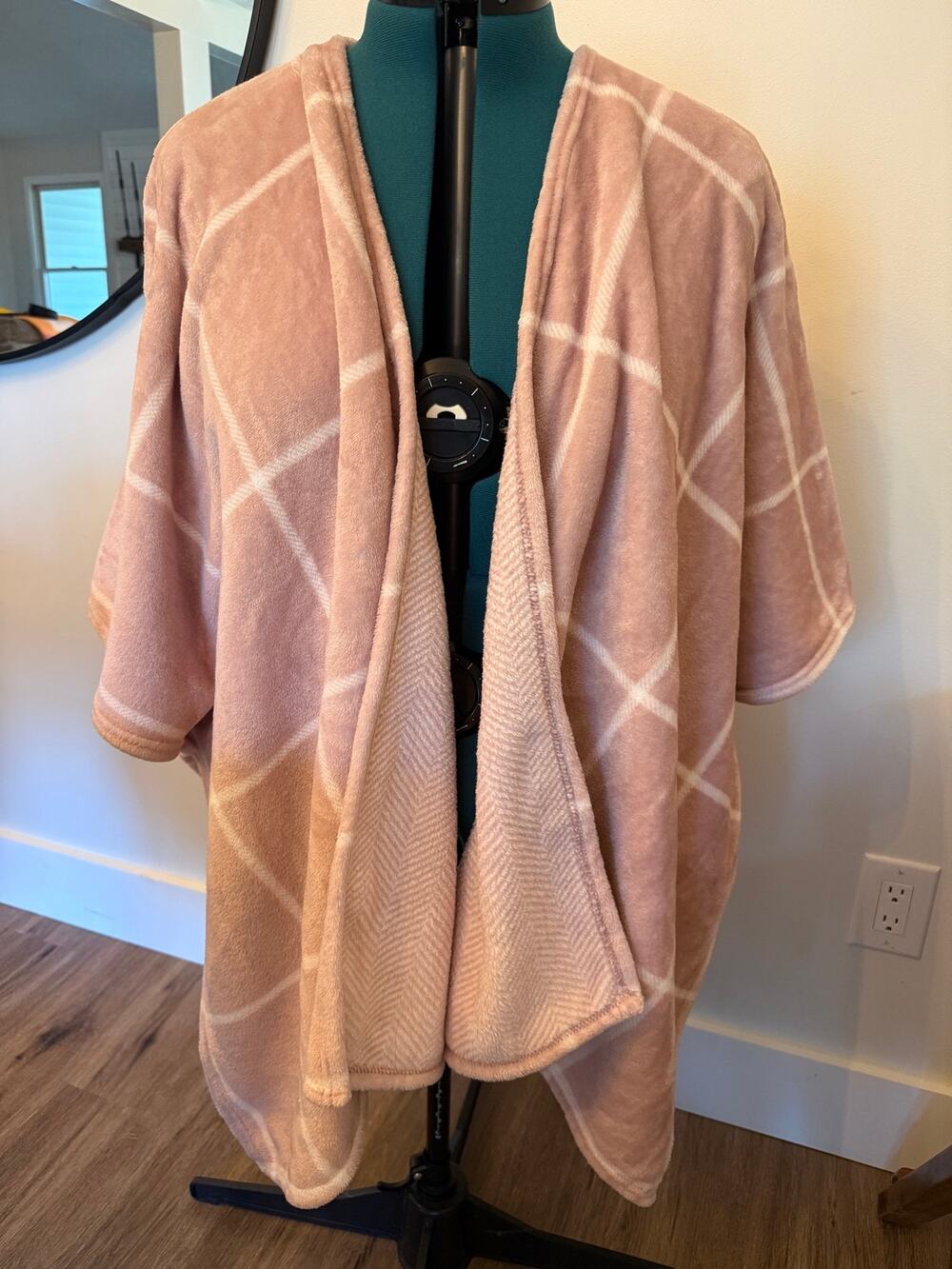 Cuddl Duds Mauve Plaid Fleece Wrap Poncho Oversize 1X/2X Open Front Side Buttons